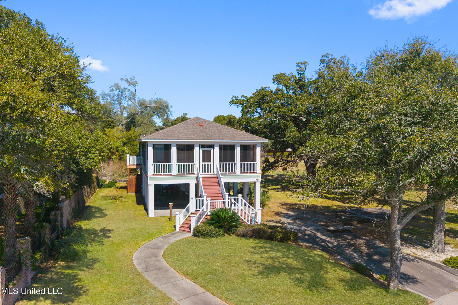 Property Photo: 954 E Beach Boulevard MS 39501