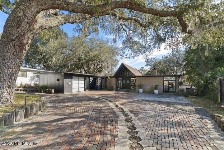 Property Photo: 1649 Brookside Circle E FL 32207