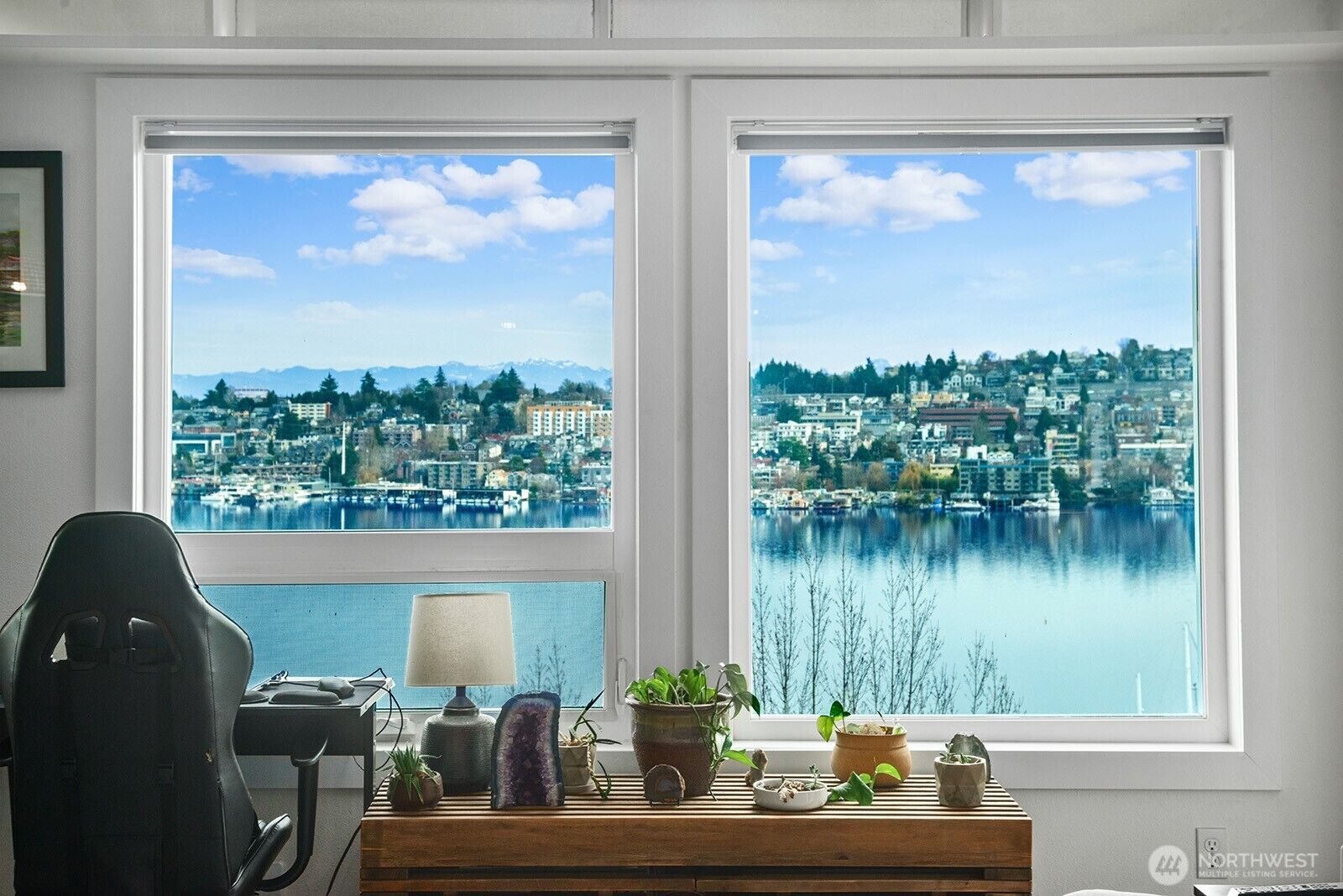 Property Photo:  2401  8th Avenue N 202  WA 98109 