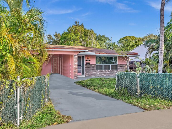 Property Photo:  258 SW 8th Street  FL 33004 