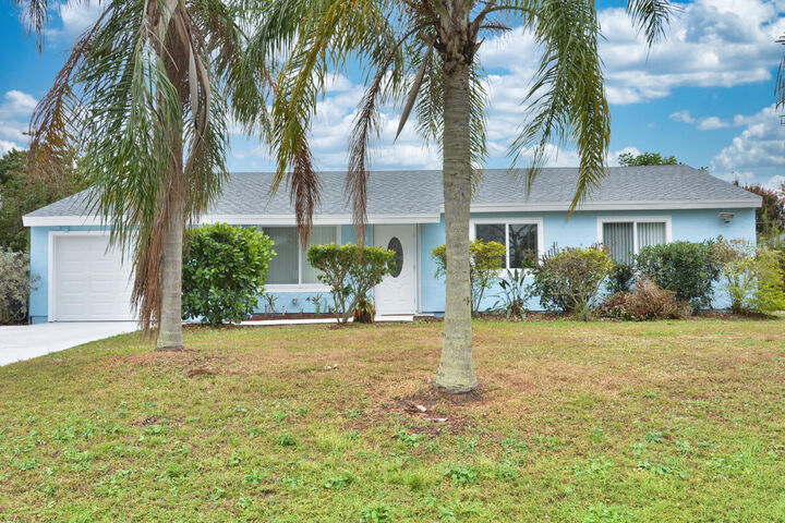 Property Photo:  420 SE Streamlet Avenue  FL 34983 
