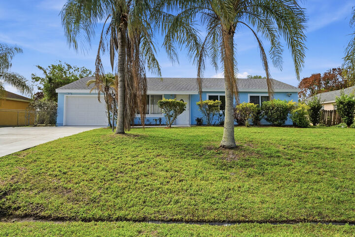 Property Photo:  420 SE Streamlet Avenue  FL 34983 