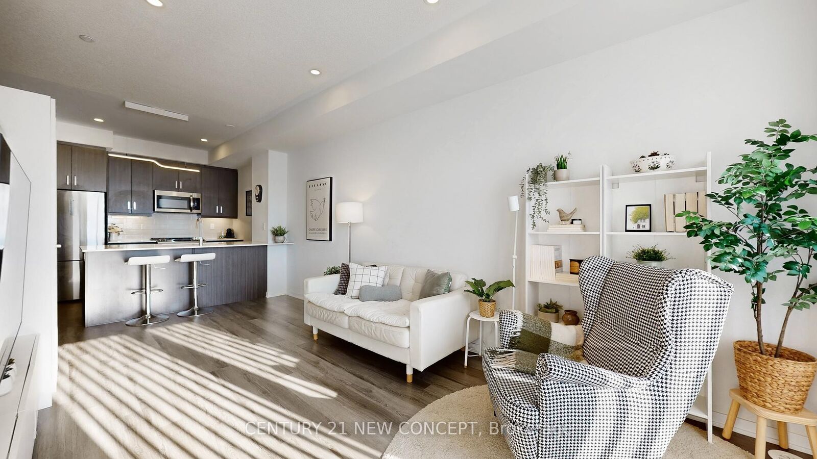 Property Photo:  140 Honeycrisp Crescent Th 284  ON L4K 0N7 