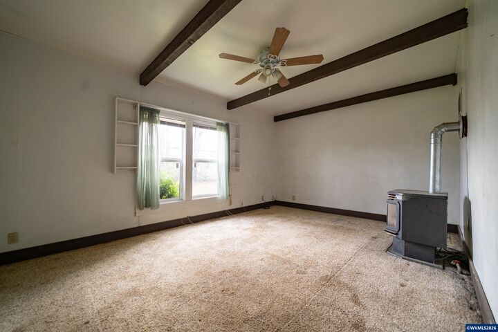 Property Photo: 435 N Peach St OR 97383