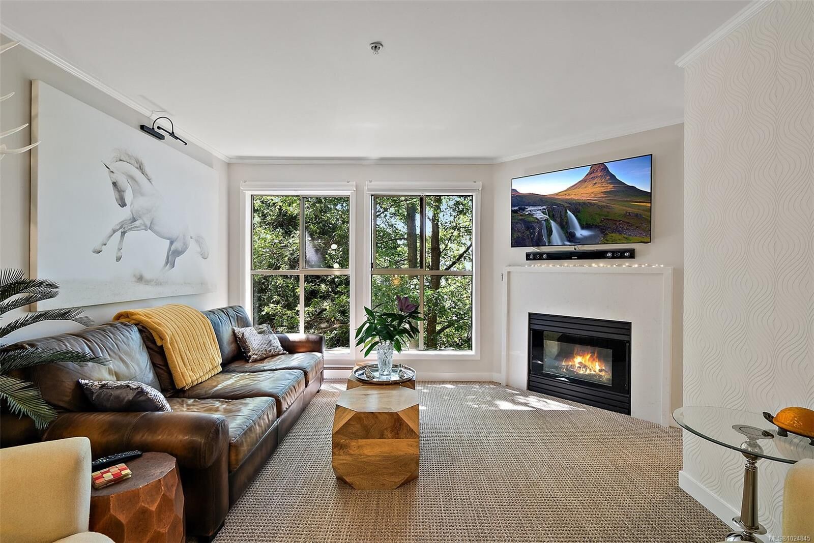 Property Photo:  3363 Glasgow Ave 305  BC V8X 1M5 