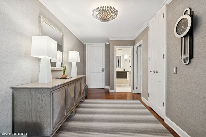 Property Photo:  1555 N Astor Street 23se  IL 60610 