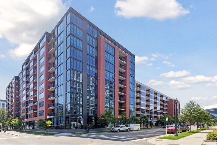 Property Photo:  215 10th Avenue S 211  MN 55415 