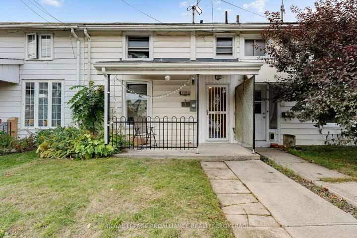 Property Photo: 318 Sydenham Street ON K7K 3M9