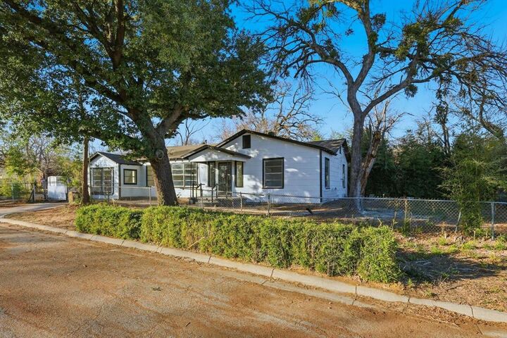 Property Photo:  405 Jannie Street  TX 76209 