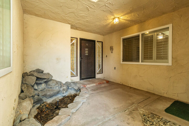Property Photo:  637 Village Green Street  CA 93257 