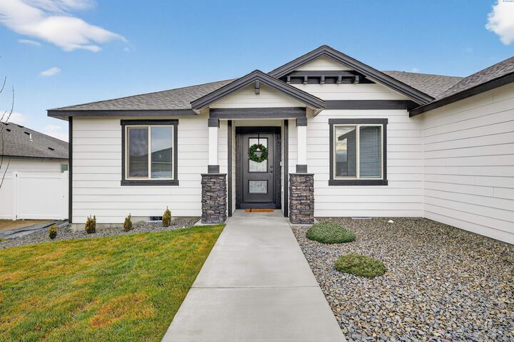 Property Photo:  800 Vineyard St  WA 98930 