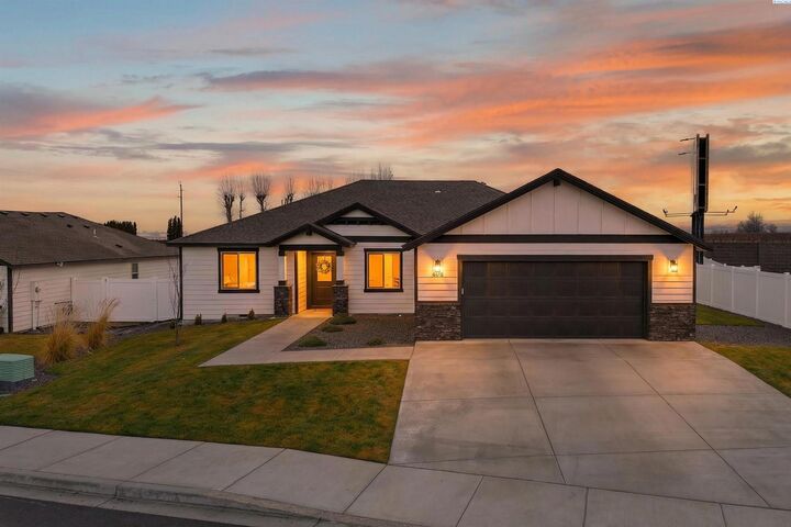 Property Photo:  800 Vineyard St  WA 98930 