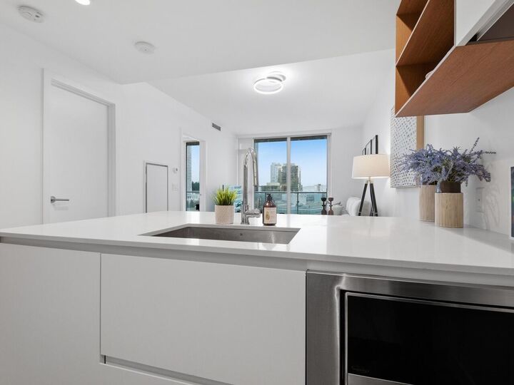 Property Photo: 6000 McKay Avenue 905 BC V5H 0K2