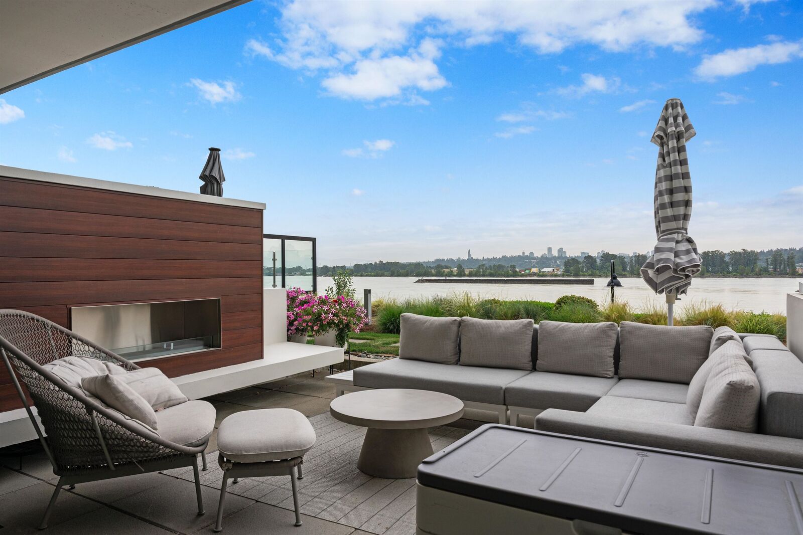 Property Photo:  210 Salter Street Th210  BC V3M 0J9 