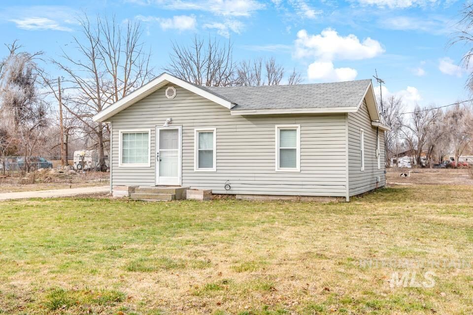 Property Photo: 414 S 11th St ID 83661