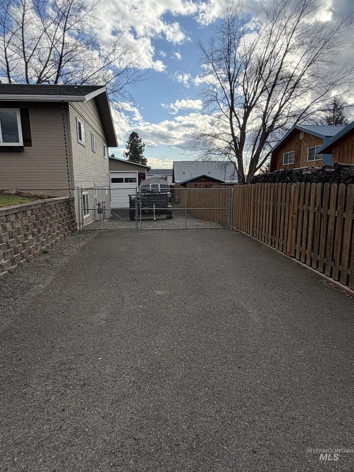 Property Photo:  1306 Hemlock Ave  ID 83501-5728 