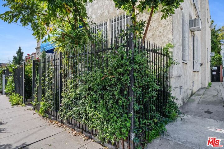 Property Photo:  1347 N Mansfield Ave  CA 90028 