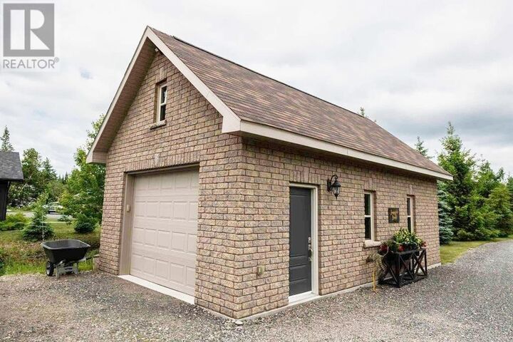 Photo de la propriété:  857 Sunnyside Beach Rd  ON P6A 6K4 
