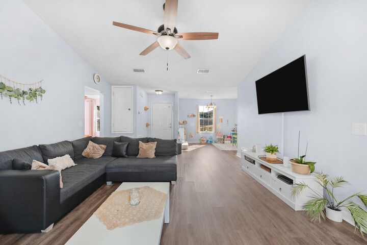 Property Photo:  404 Bobby Drive  FL 32536 