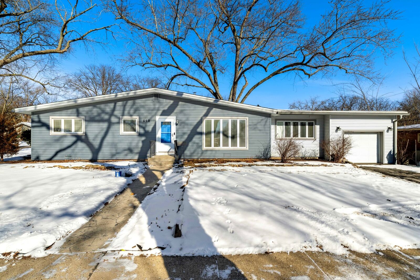 Property Photo: 648 E Lincoln Street IL 60074