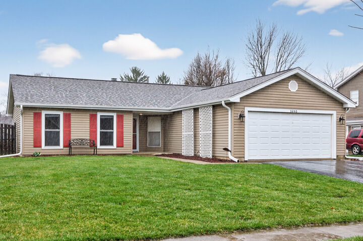 Property Photo:  1690 Red Coach Lane  IL 60102 