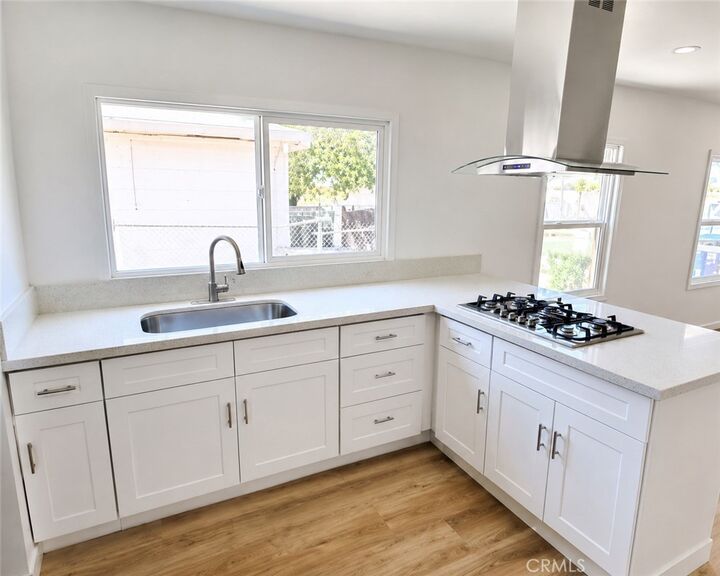 Property Photo:  924 E Lanzit  CA 90059 