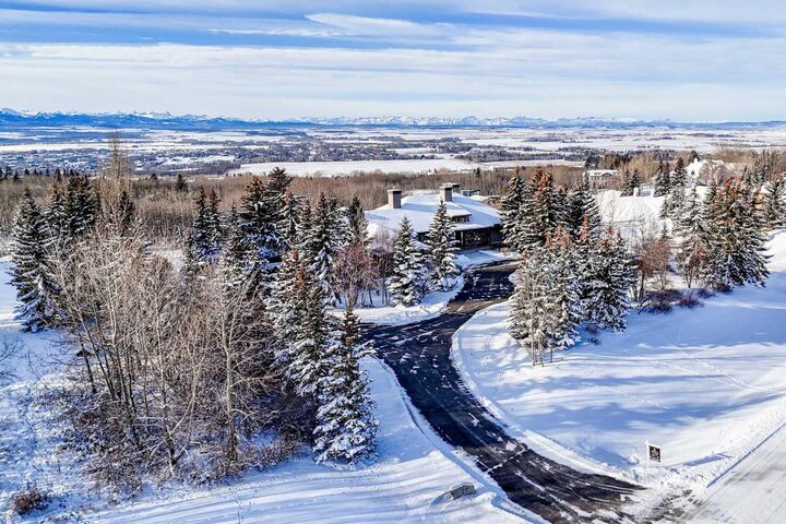 Property Photo:  27 Pinnacle Ridge Drive SW  AB T3Z 3N7 