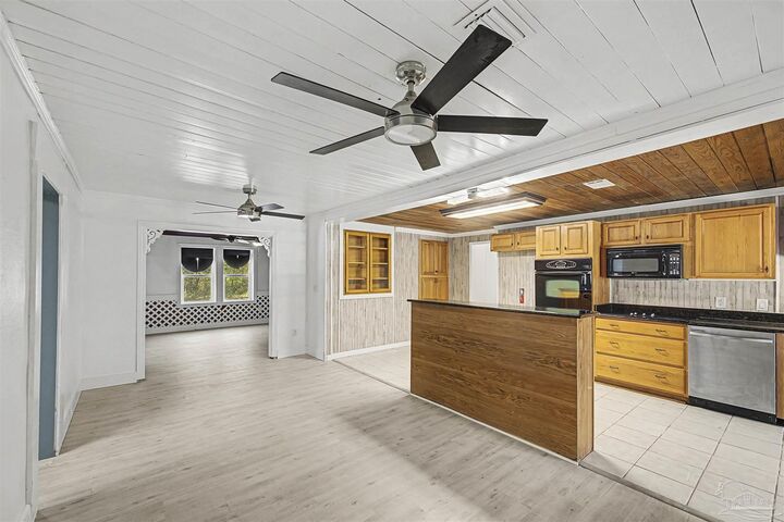 Property Photo: 4881 Calvin Dr FL 32583