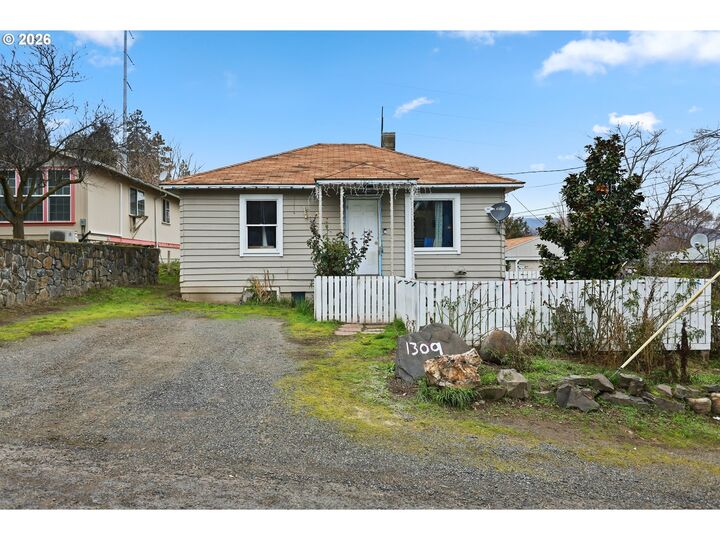 Property Photo:  1309 Perkins St  OR 97058 