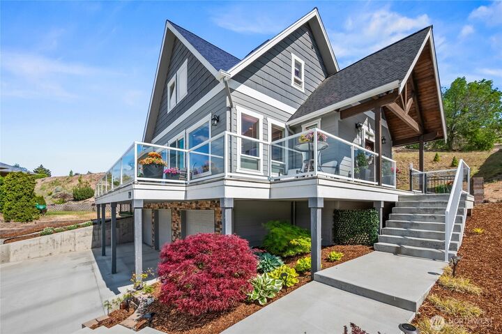 Property Photo:  719  19th Street NE  WA 98802 