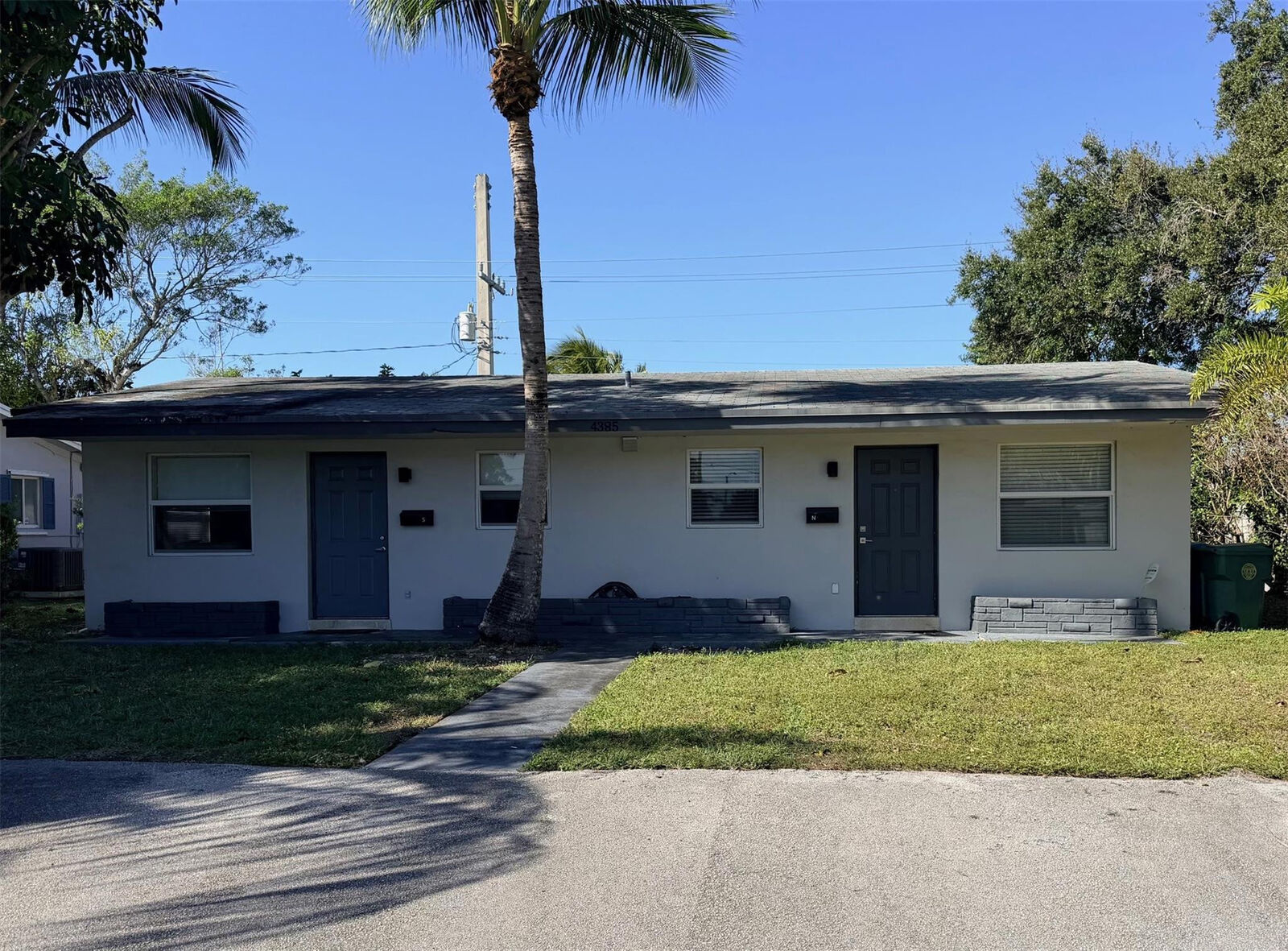 Property Photo:  4385 NE 13th Avenue  FL 33334 