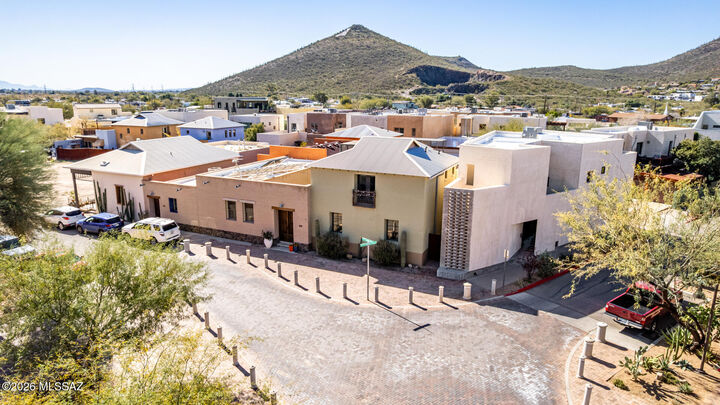 Property Photo:  208 S Avenida Del Sembrador  AZ 85745 