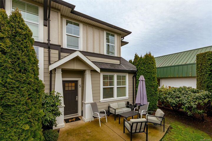 Property Photo: 3903 Douglas St #5 BC V8X 5L3