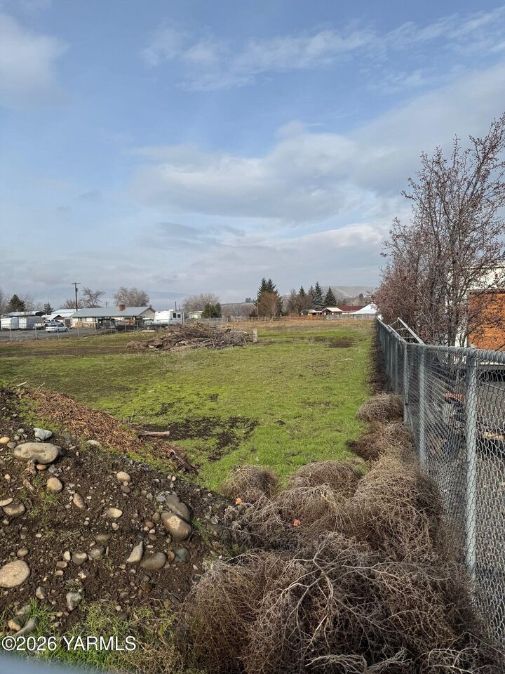 Property Photo: 273 Kershaw Dr WA 98908