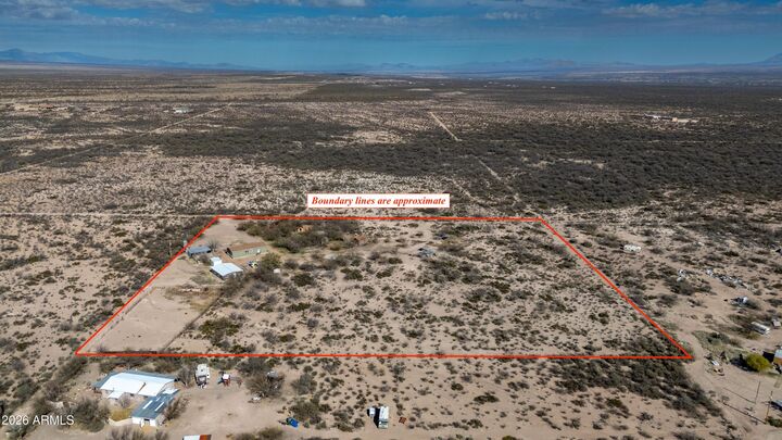 Property Photo: 1886 E Robins Roost Trail AZ 85616