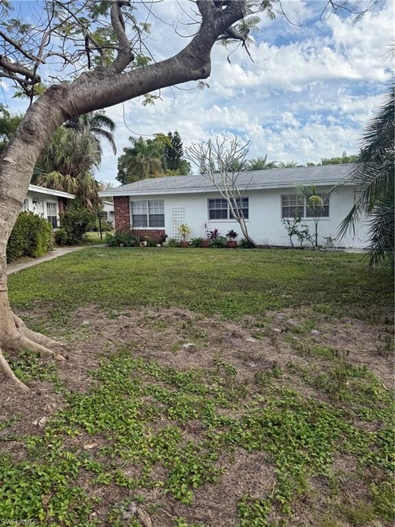 Property Photo: 823 Courtington Ln 1 FL 33919