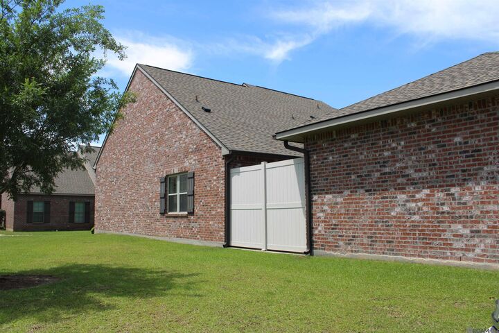 Property Photo:  13804 Azalea Dr  LA 70775 