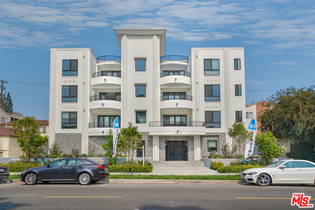 Property Photo:  1832 S Barrington Ave  CA 90025 