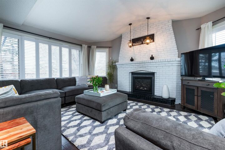 Property Photo:  730 Estate Drive  AB T8B 1M4 