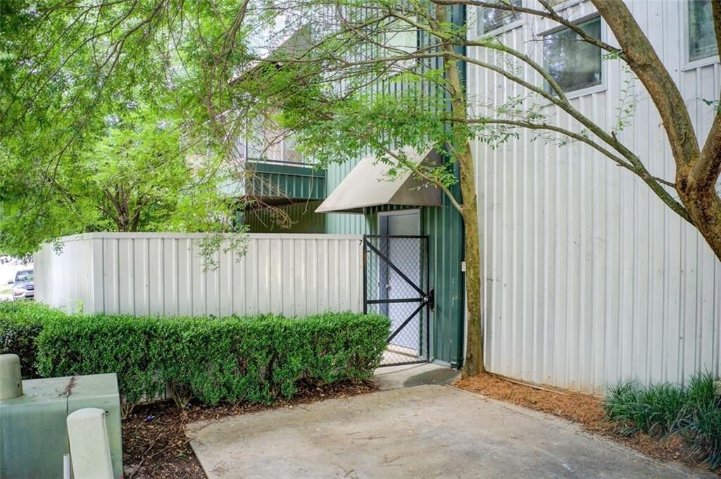 Property Photo: 241 Maynard Terrace SE 7 GA 30316