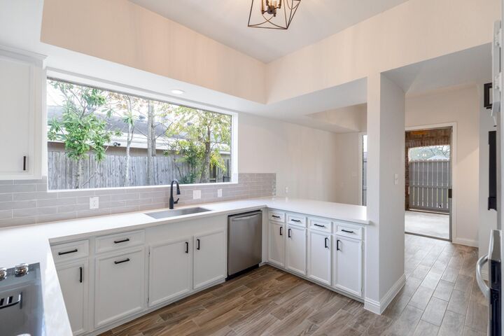 Property Photo: 20 Charleston Street N TX 77478