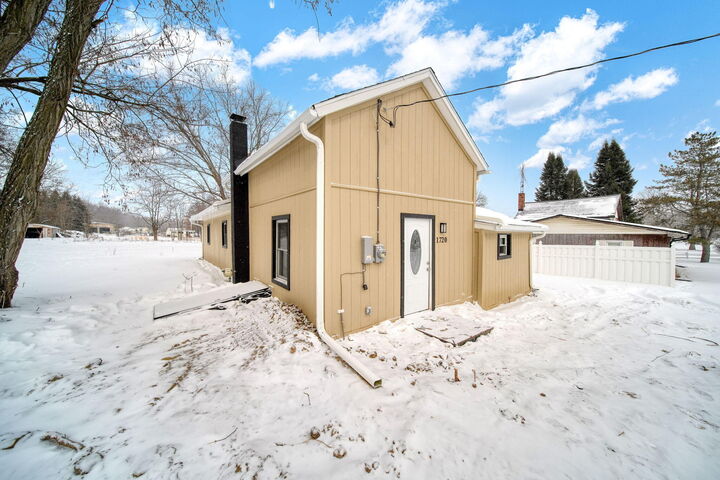 Property Photo:  1720 Main Street  MI 49250 