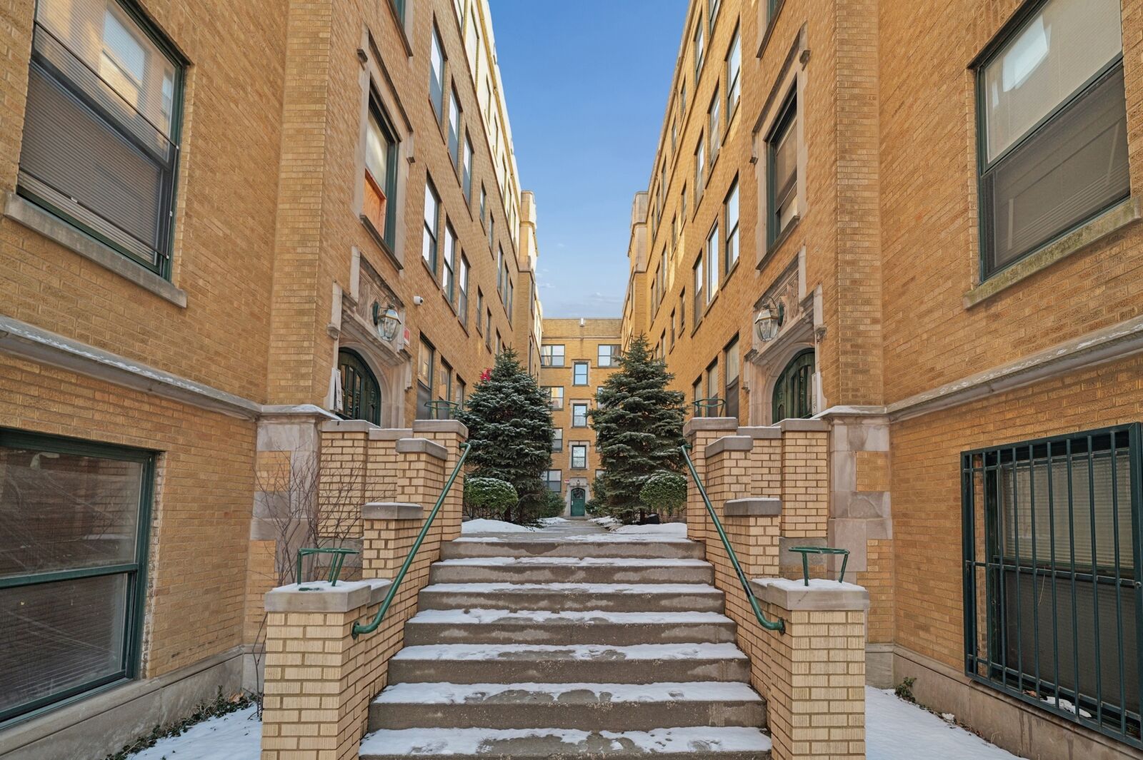 Property Photo:  7209 S Yates Boulevard 2B  IL 60649 