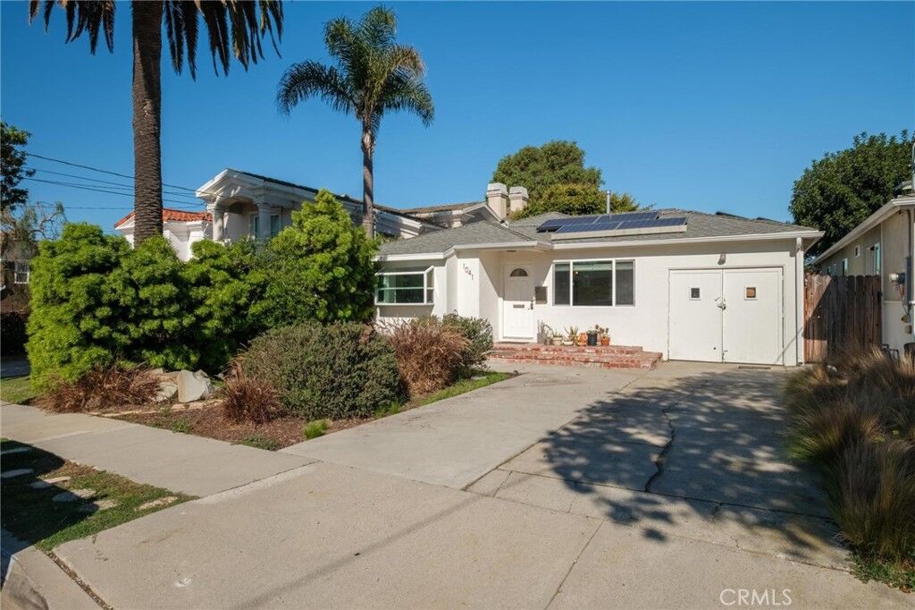Property Photo:  1041 Avenue D  CA 90277 