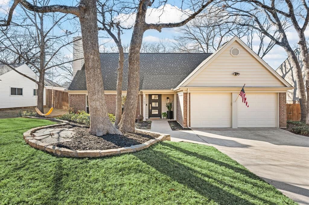 Property Photo:  1707 Acorn Drive  TX 76039 