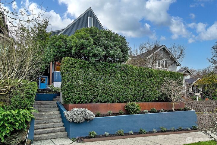 Property Photo:  2411  4th Avenue W  WA 98119 