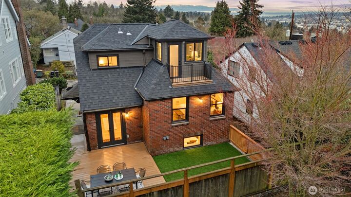 Property Photo: 2512 Nob Hill Avenue N WA 98109