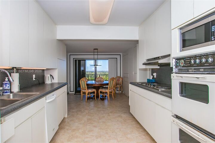 Property Photo:  1800 NE 114th St 1810  FL 33181 