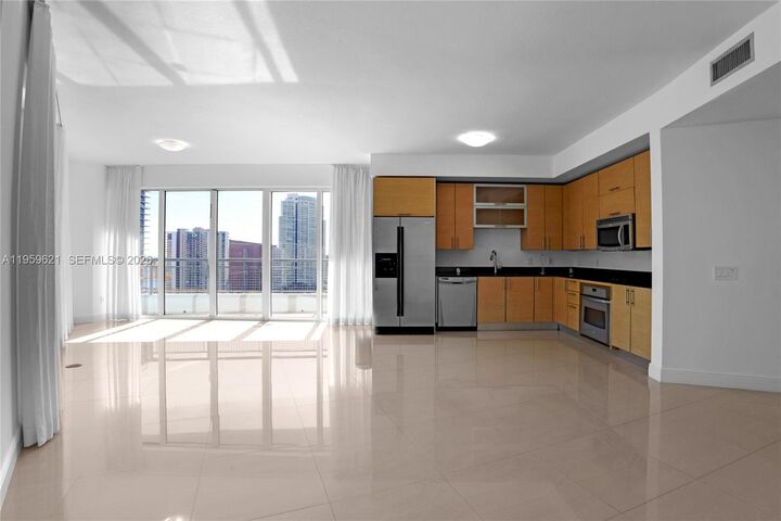 Property Photo: 60 SW 13th St 1700 FL 33130
