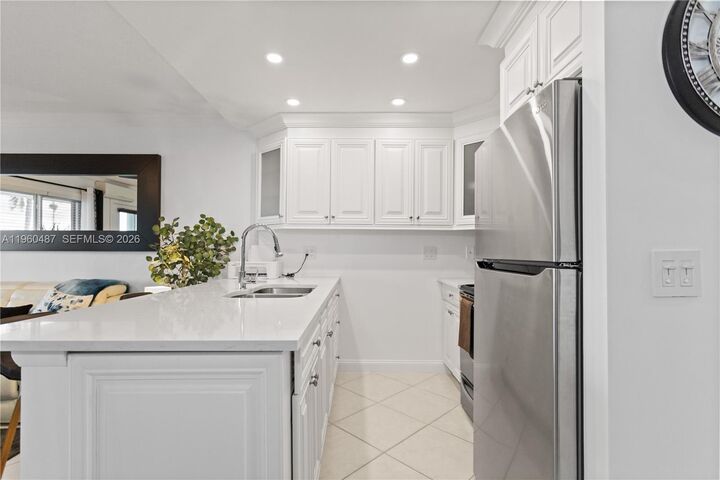 Property Photo: 815 SW 11th Ave 18G FL 33009